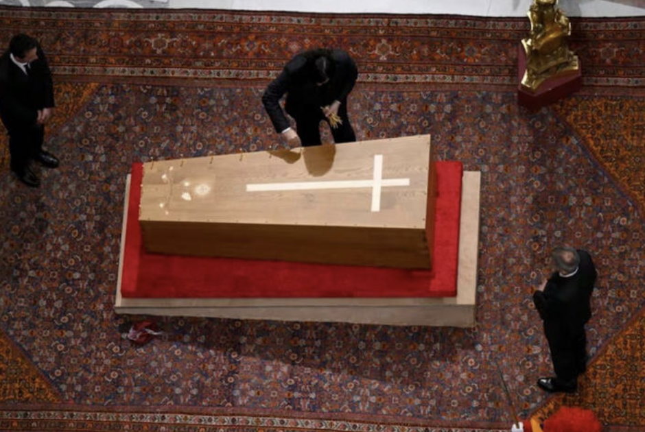 TUMBA DEL PAPA FRANCISCO ATRAE A MILES; CÒNCLAVE PARA SUCEDERLO INICIA EL 5 DE MAYO